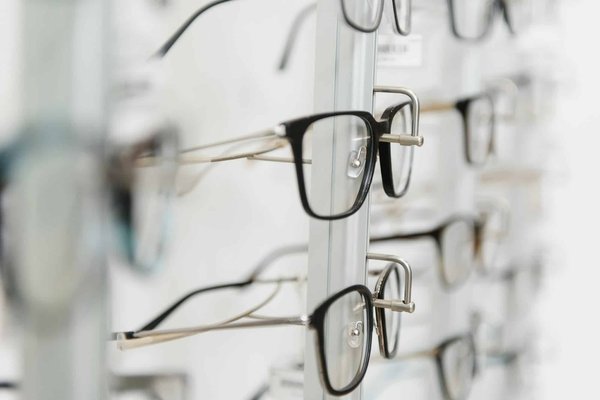 Choisir sa monture de lunettes : les bons conseils à retenir